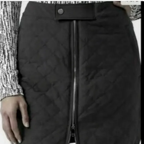 Athleta skirt Quilted Black Jupe Apres Ski Skirt Zipper bottom New Size 12