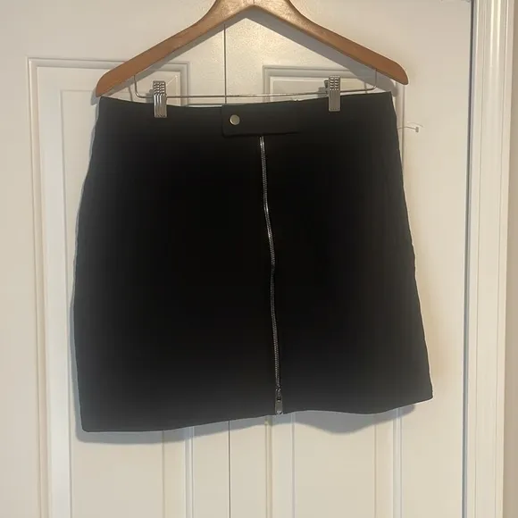 Athleta skirt Quilted Black Jupe Apres Ski Skirt Zipper bottom New Size 12