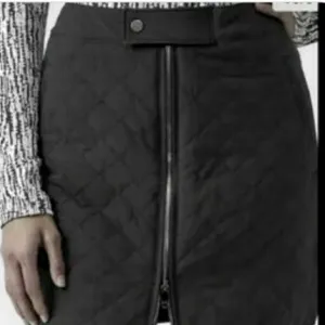 Athleta skirt Quilted Black Jupe Apres Ski Skirt Zipper bottom New Size 12