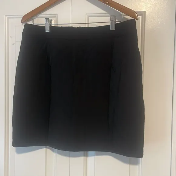 Athleta skirt Quilted Black Jupe Apres Ski Skirt Zipper bottom New Size 12