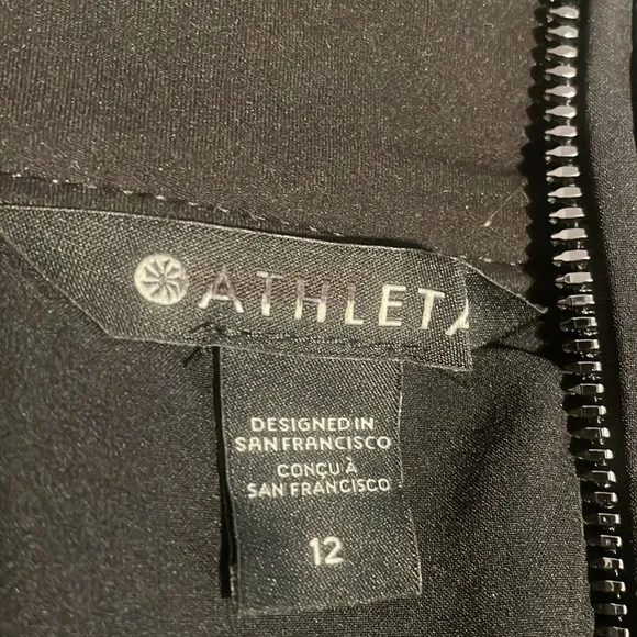 Athleta skirt Quilted Black Jupe Apres Ski Skirt Zipper bottom New Size 12