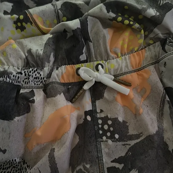 Lululemon Be Free Runsie Mini Art Pop White Multi