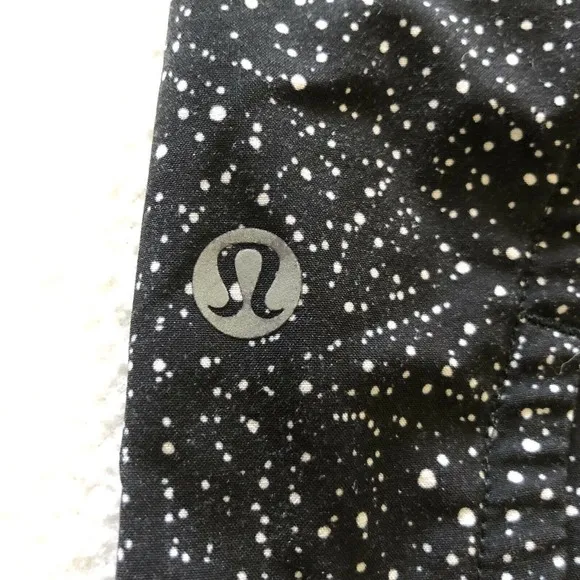 Lululemon Women Night View White Black Print 4&quot; Low Rise Run Times Short II 8