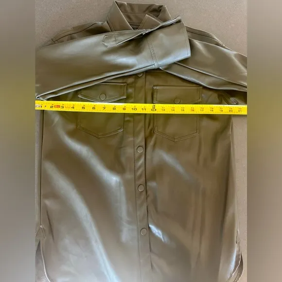NWOT - T TAHARI Women’s Olive Faux Leather Snap Button Shacket - SMALL