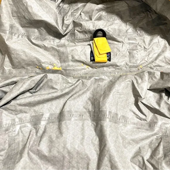 Patagonia • mustard yellow raincoat sz XS