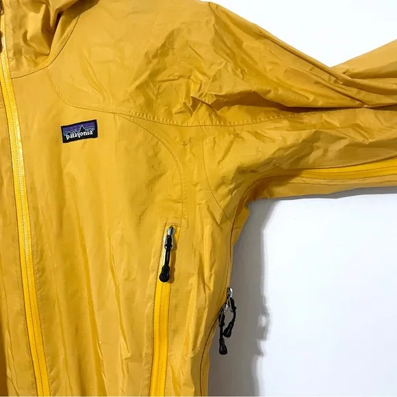 Patagonia • mustard yellow raincoat sz XS
