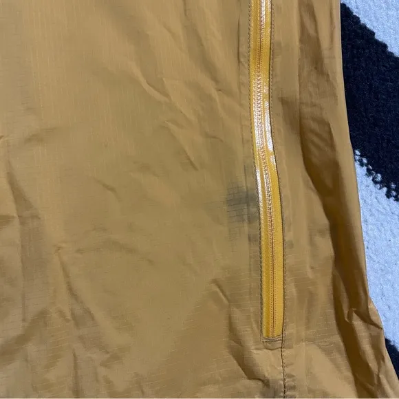 Patagonia • mustard yellow raincoat sz XS