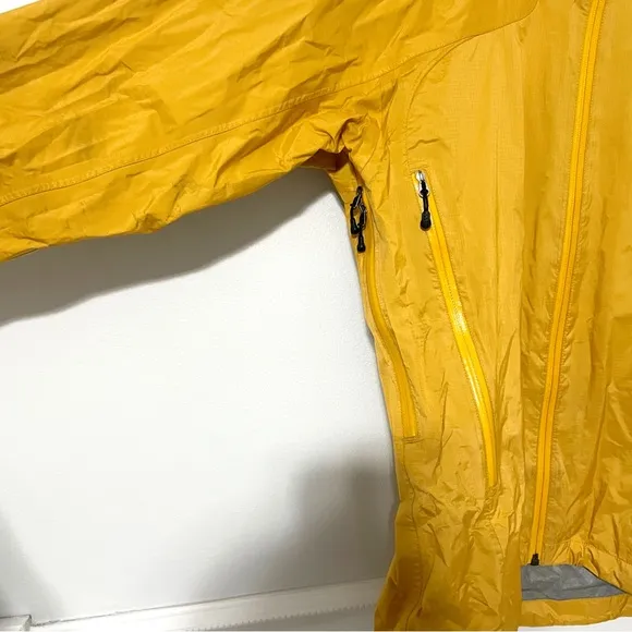 Patagonia • mustard yellow raincoat sz XS