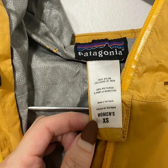 Patagonia • mustard yellow raincoat sz XS