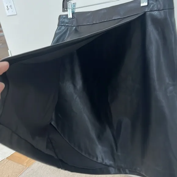 Shelli Segal Faux Leather skirt