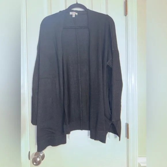 Skinnygirl Oversized open front Black cardigan with pockets has ribbed sleeves