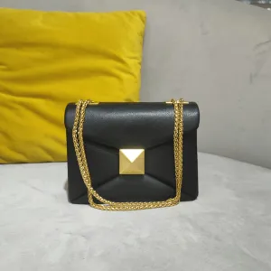 Vérité Envelope Bag