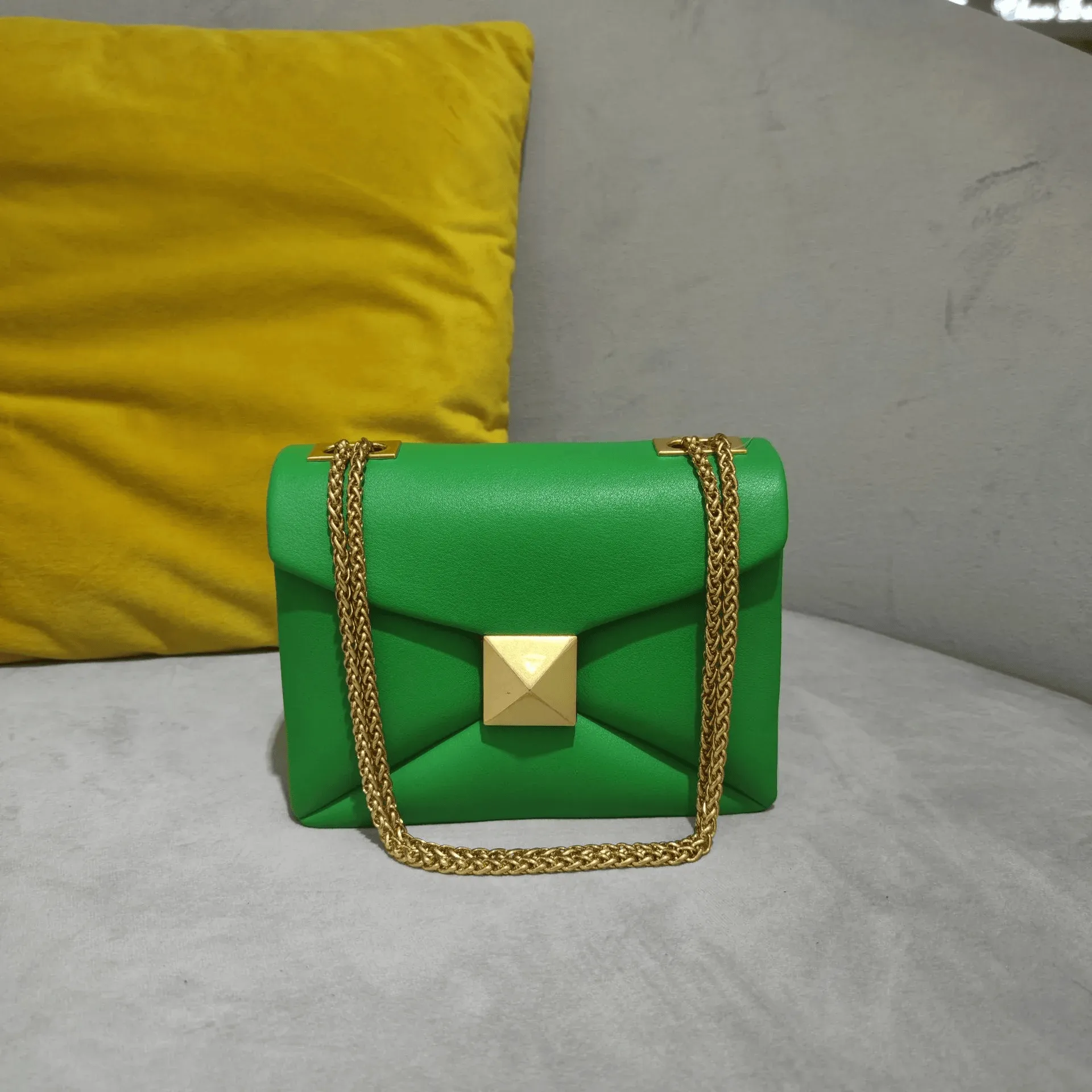Vérité Envelope Bag